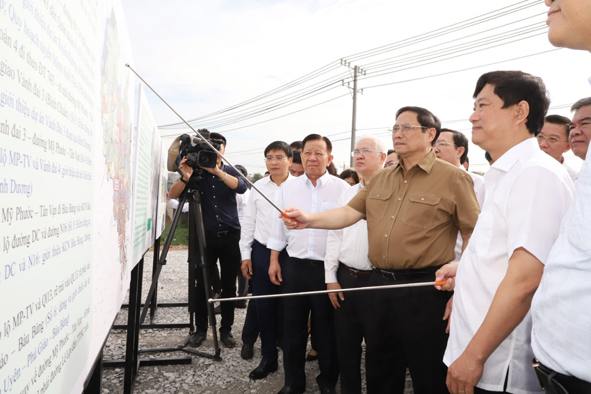 Thủ tướng Chính phủ Phạm Minh Chính cùng đoàn công tác và lãnh đạo tỉnh khảo sát dự án tuyến đường cao tốc TP. Hồ Chí Minh – Thủ Dầu Một - Chơn Thành tại TX. Tân Uyên.